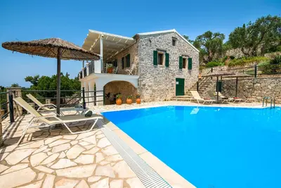 Image de Villa familiale Paxos avec piscine privée et une vue imprenable