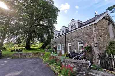 Image de Cottage Cour avec de vastes terrains privés et WiFi gratuit