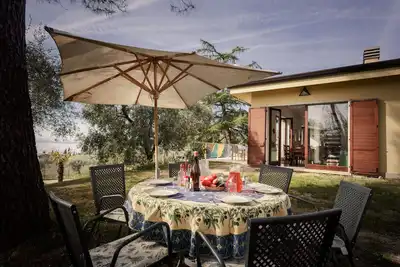 Image de Appartement dans une villa avec une vue panoramique sur le lac de Garde