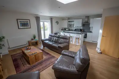 Image de Populaire moderne appartement calme de 2 chambres à côté de Deal Pier
