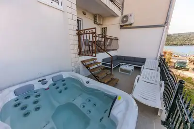 Image de Application en bord de mer avec jacuzzi et grande terrasse