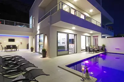 Image de Maison de vacances moderne avec piscine chauffée, vue mer, 3 chambres, WiFi, grill