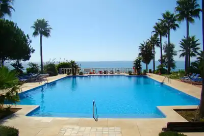 Image de appartement spacieux pouvant accueillir jusqu'à 5 personnes directement sur la plage avec vue panoramique