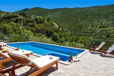 Image de * Nouveau * Charmante maison en pierre Duje avec piscine chauffée et jaccuzi