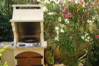 Vue mer, jardin avec barbecue, climatisation, piscine.