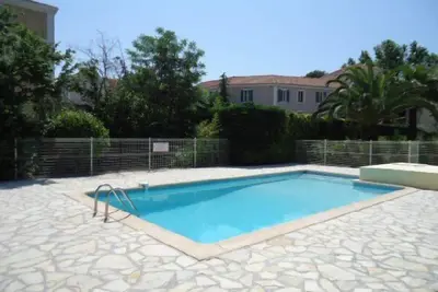 Piscine, bord de mer, grande terrasse aménagée.