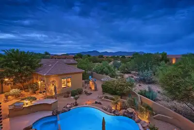 Image de Oasis dans le désert près de rochers prestigieux avec piscine chauffée, le tout sur un seul étage