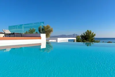 Image de Grande villa, 1100m2 de terrain, vue magnifique baie de Vlicha, Jacuzzi