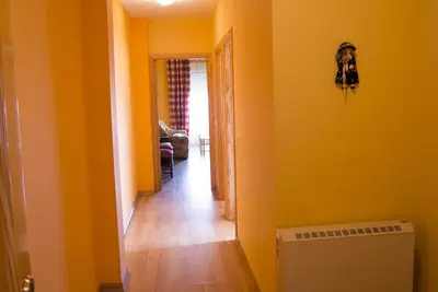 Image de Spacieux appartement de 120 Mtrs, avec 3 chambres, 2 salles de bains, garage, très central