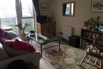 Image de Lumineux, moderne, 1 chambre au 2ème étage avec balcon dans un cul-de-sac à Leith