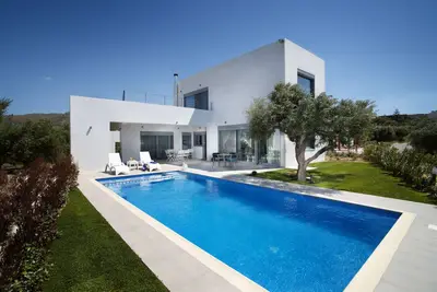 Image de Une villa moderne avec des systèmes d'automatisation avancés au milieu des oliviers!