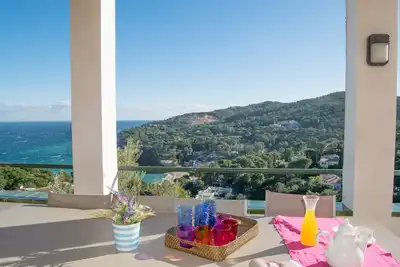 Image de Idéal pour grandes familles, quartier résidentiel calme, vue mer, Piscine.