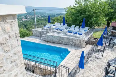 Image de Grande piscine, terrasses ensoleillées, vue mer et montagne, mer à 2 km, famille