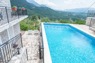 Image de Appartement à flanc de colline avec vue imprenable sur mer et montagne, mer à 2 km, piscine