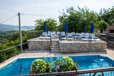 Image de Parfait pour 12 personnes, à 2 km de la mer, terrasses ensoleillées, vue sur la mer, piscine, 3 unités séparées