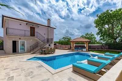 Image de Maison parfaitement équipée avec grande piscine pour usage personnel près de Por