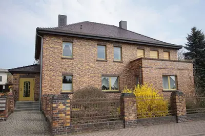 Image de Appartement avec balcon dans une maison spacieuse avec cour et jardin