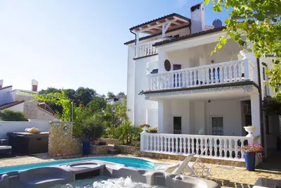 Image de Villa Olga Apartment B. à 125 mètres de la mer avec piscine et vue mer