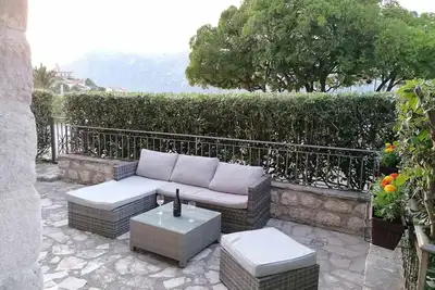 Image de Heritage House, rez-de-chaussée, bord de l'eau, patio privé, vue sur la baie de Kotor et la jetée