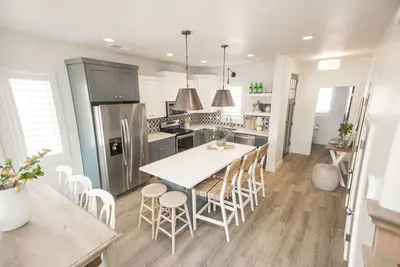 Image de Sk Blue Skies Ahead ♛- Face à la piscine moderne, parfaite pour les familles et les grands groupes