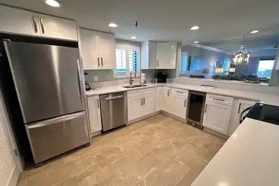 Image de \"Breakers East 901\" ~ 2br / 2ba ~ Unité d'extrémité ~ Piscine chauffée ~ Configuration de la plage incluse!