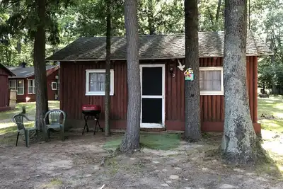 Image de Cabine confortable \"Flip Flops\" dans les bois avec façade et accès au lac Pentwater