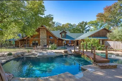 Image de Belle maison de journal niché dans les bois de Canton, Texas - 20 personnes +