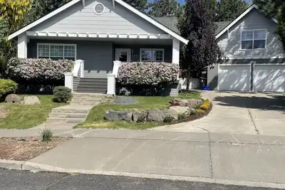 Image de Excellent emplacement dans le quartier Old Mill! ♥ Cour arrière clôturée, ♥ Animaux acceptés!