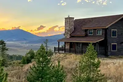 Image de Mountaintop cabine isolée mais proche de tout!