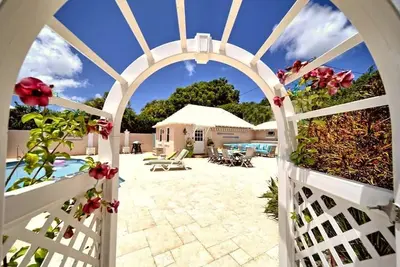 Image de CottagePriv. Piscine ★ Plage5min ★ StatelyProp ★ PrivTennisCourt ★ NearHamil. ★ Twizy