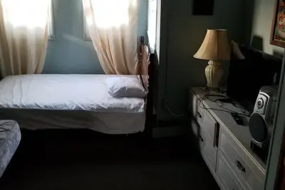 Image de Upstairs1BRHome nearConvCntr Boards & Beach w Sundeck SmartTV WIFi Chien bienvenus