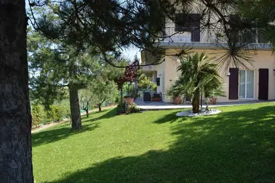 Image de Villa entourée par les vertes collines des Marches à seulement 10 minutes de la mer