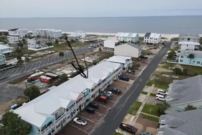 Image de Une vague de tout - 2 étages Maison de ville 2 Bed / 2. 5 salles de bain / 6 couchages