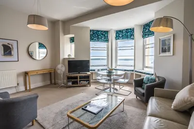 Image de Smart appartement d'un lit avec vue sur la mer