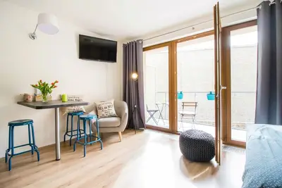 Image de 𝑫𝒆𝒔𝒊𝒈𝒏 𝒔𝒕𝒖𝒅𝒊𝒐 w/Patio, 10 min to Centre, 10 years of experience