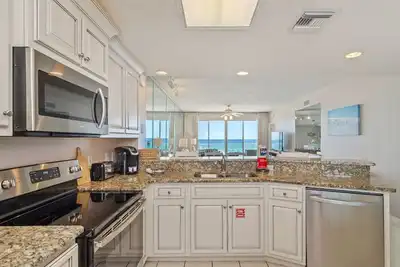 Image de Magnifique - Mise à jour - Service de plage gratuit - Vues fabuleuses!