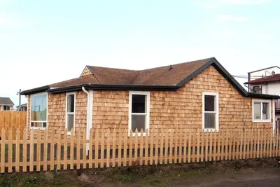 Image de Cabine historique des années 1920 au centre-ville: en face de l'océan à un pâté de maisons de la rue principale
