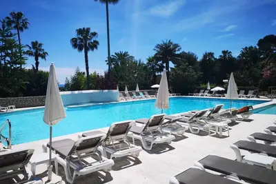 Image de Immeuble de standing avec piscine et un accès à la mer