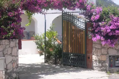 Image de appartment élégant avec une véranda donnant sur la mer