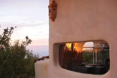 Image de Maison de vacances imaginative avec piscine. Jardin biologique et sentiers de randonnée juste devant la porte
