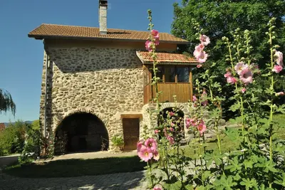 Image de Maison ancienne restaurée au piémont de Céüze à Sigoyer. Le gîte est classé.