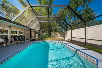 Image de Superbe maison de piscine entièrement rénovée! 30% De RÉDUCTION