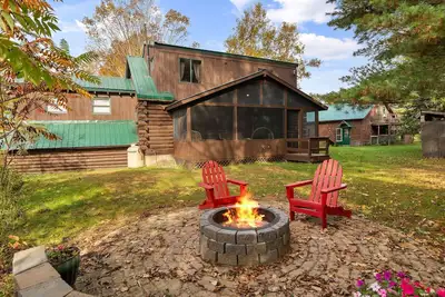 Image de Log Cabin au coeur des Adirondacks qui a tout