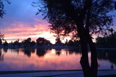 Image de Belle Lakefront Condo avec vue imprenable sur!