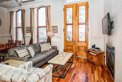Image de Loft dans les Rocheuses sur la rue principale!