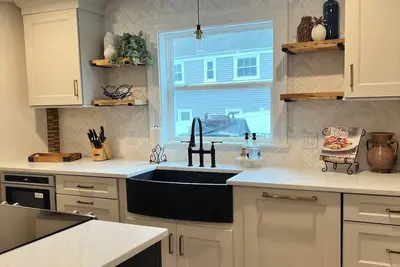 Image de Pour toute la famille-Plymouth-Grand Yard du centre-ville w / Grill-Off Street Parking & More!