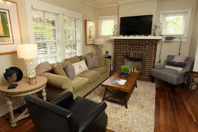 Image de Red Door Cottage confortable avec de nouvelles rénovations à ce charmeur de Midtown