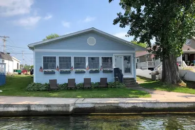 Image de St. Cottage Lawrence Riverfront avec quai privé