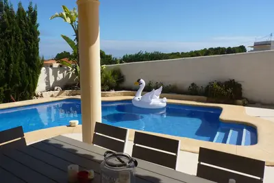 Image de Villa joliment meublée avec piscine privée à distance de marche de la mer et de Moraira