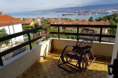 Appartement dans villa avec jardin